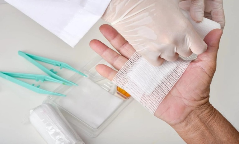 شفابخش طبیعت: کشف اسرار درمانی عسل برای زخم‌ها – راهنمای کاربرد، فوائد و هشدارها