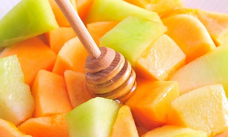 ترکیبی جذاب اما خطرناک: چه مواد غذایی هرگز نباید با خربزه مصرف کنیم؟ – مجله اکالا