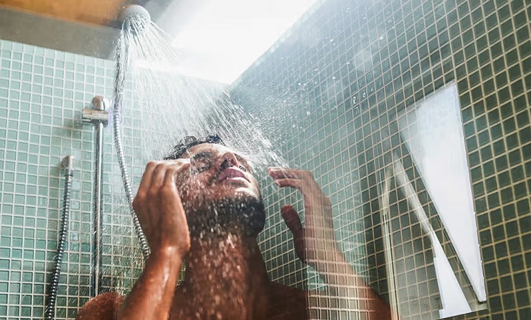 ماجراجویی دوش آب سرد: 13 فایده شگفت‌انگیز برای بدن شما!