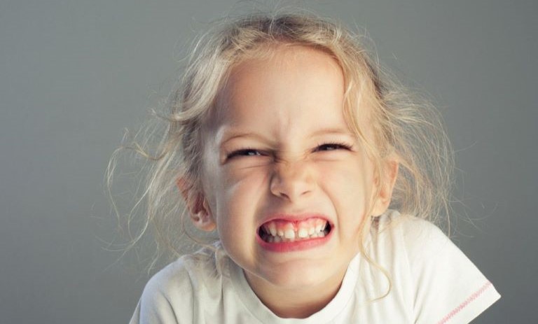 رازهایی پیرامون دندان قروچه کودکان: هر آنچه والدین باید بدانند!