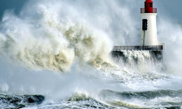 تشدید شدید بادها و امواج هشداری برای دوری از آب‌های ساحلی: لطفا از شنا و تفریحات دریایی پرهیز کنید!