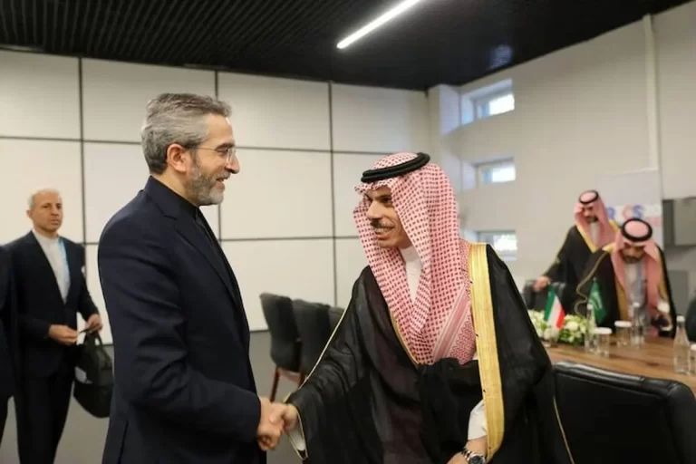 باقری در دیداری چشم به چشم با وزیر خارجه سعودی: گامی به سوی دیپلماسی منطقه‌ای