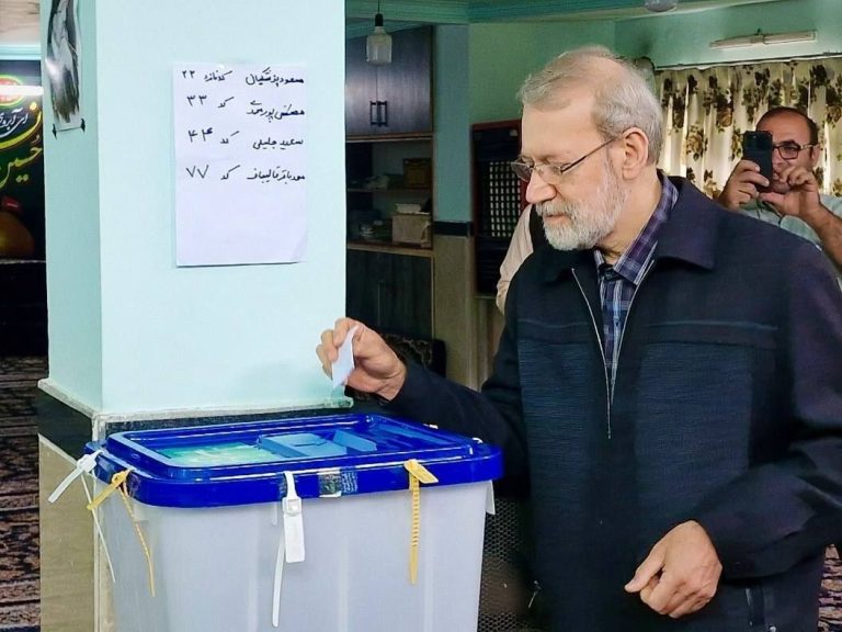 علی لاریجانی با شور و امید؛ لحظه‌ای تاثیرگذار هنگام قرار دادن برگه رای در صندوق اخذ رأی + ثبت لحظه‌ای تاریخی در عکس!