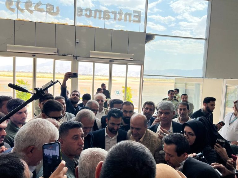 استقبال گرم فرودگاه شیراز از دکتر پزشکیان