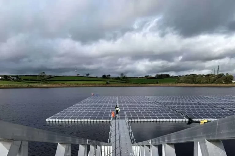 تحول هیجان‌انگیز در جهان انرژی پاک: پنل‌های خورشیدی شناور، آینده تولید برق را به دست می‌گیرند!