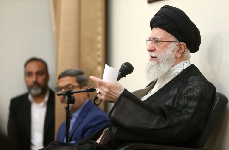 پیام قاطع رهبری: مدافعان حرم، مشعل‌داران نجات ایران و سرزمین‌های اطراف