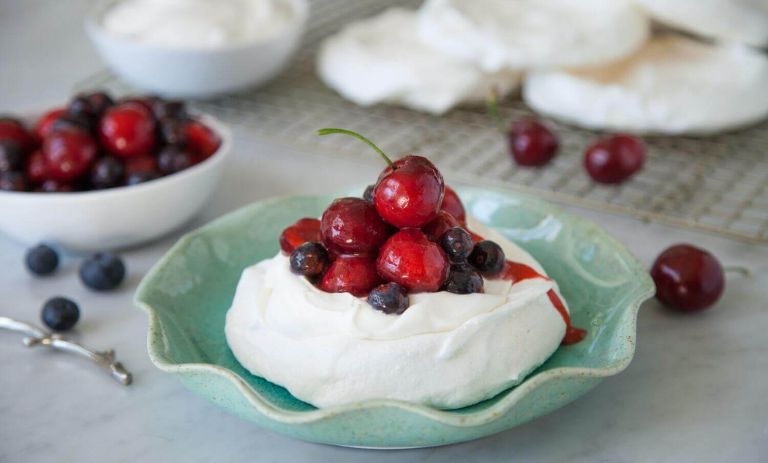 طرز تهیه دسر شیرین و شیک گیلاس؛ برای لذت بردن در مجالس