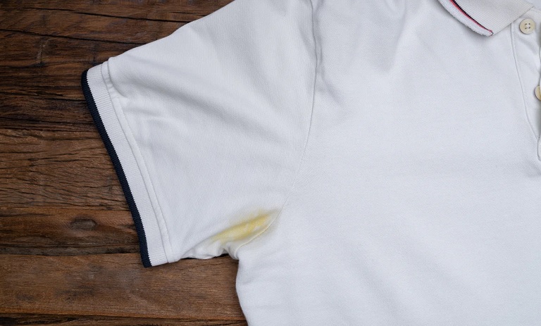 12 ترفند کاربردی برای پاک کردن لکه های مام و سفیدک از لباس های تیره و روشن در خانه