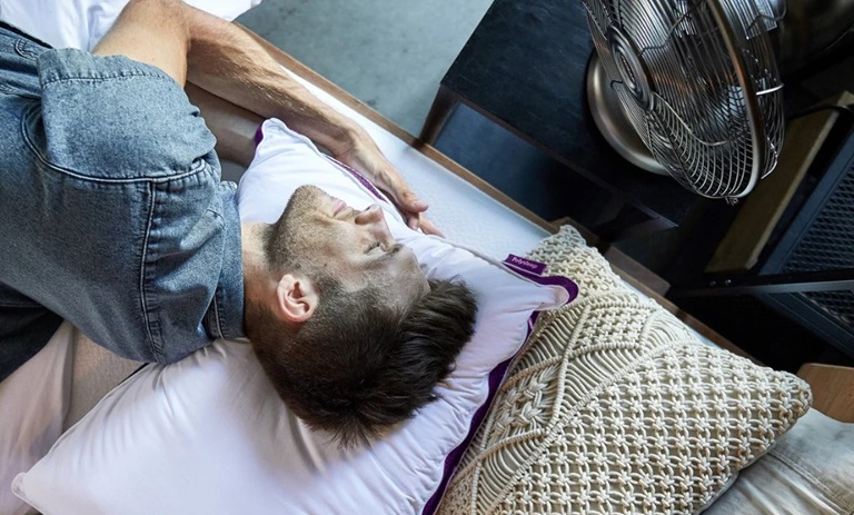 این افراد جلوی باد پنکه و کولر نخوابند!