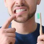 این 12 اشتباه رایج در مسواک زدن، دندان‌هایتان را نابود می‌کند