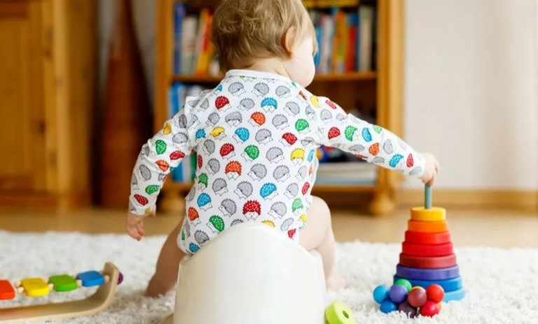 چرا کودکان پس از از پوشک گرفتن یبوست می‌گیرند؟