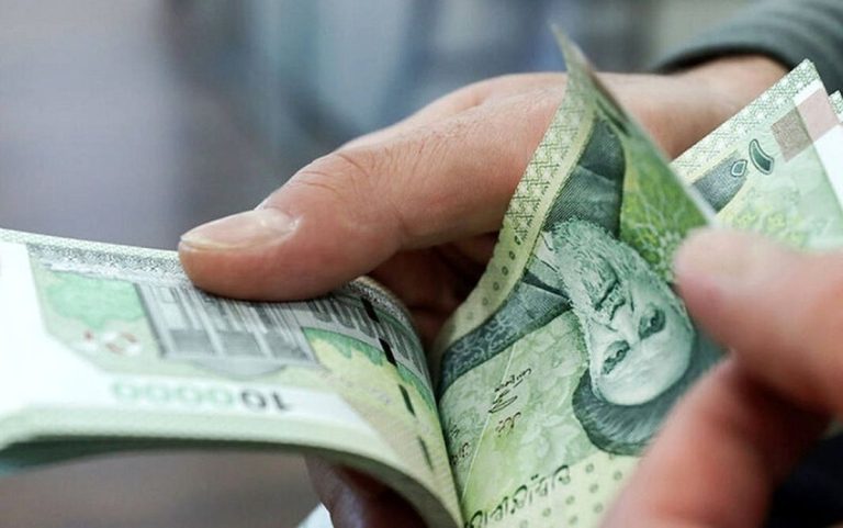 آغاز ماجرایی جذاب: بازنشستگان در حال چک کردن حقوق خود هستند!