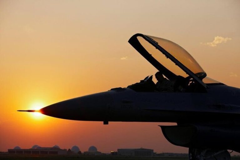 سقوط هیجان‌انگیز جنگنده اف-۱۶ در اوکراین