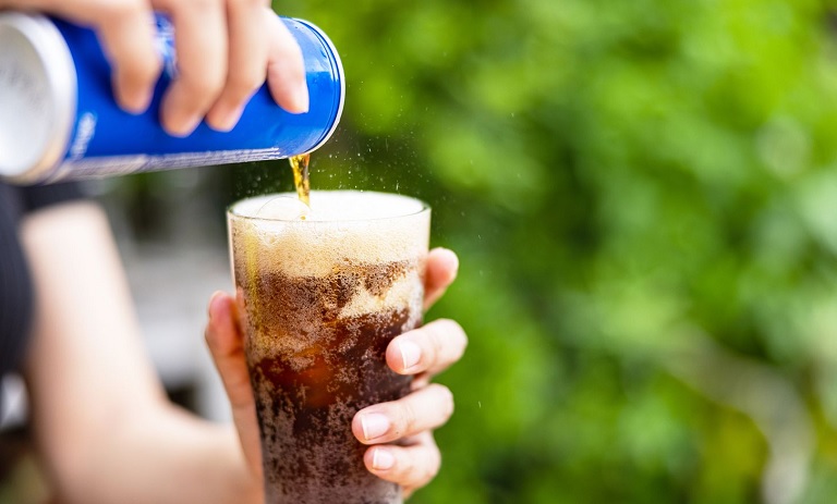 7 نوشیدنی محبوب تابستانی که به کمبود آب بدن منجر می‌شوند!