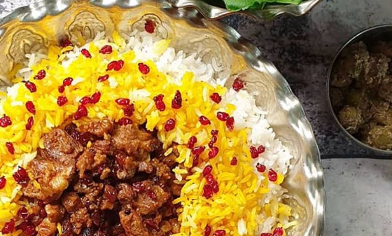 طعم لذیذ گردو پلو همدانی با مرغ؛ طرز تهیه‌ی سریع و آسان برای یک نهار شگفت‌انگیز