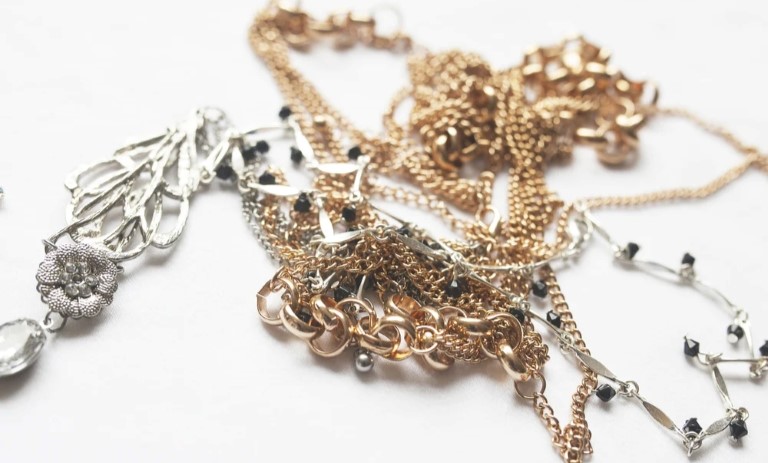 راز باز کردن گره گردنبند با چهار حرکت ساده!