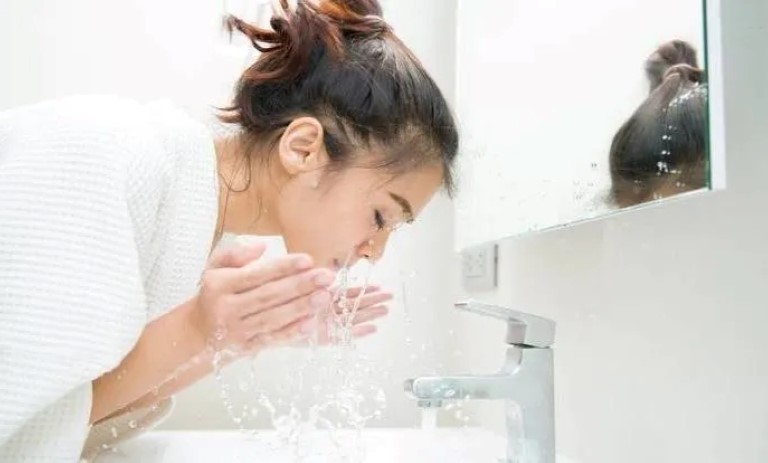 آیا می دانید چقدر زمان صرف شستن صورت صحیح باید کنید؟