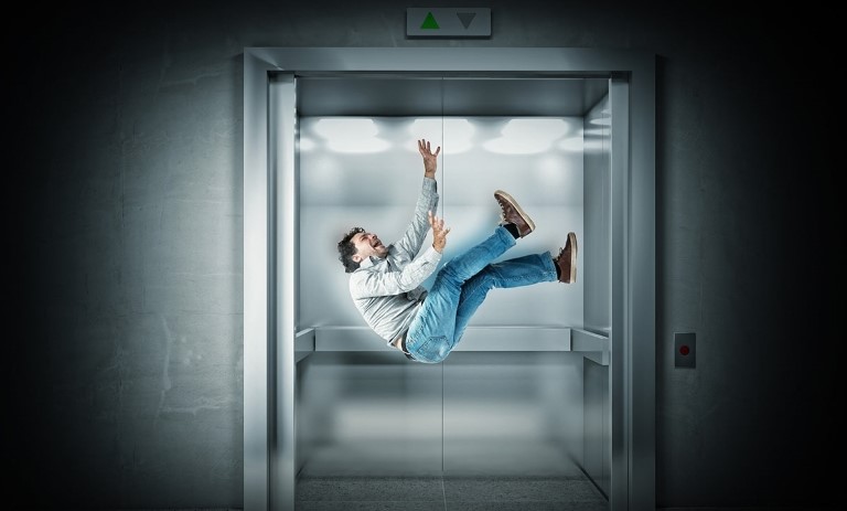 نجات بخشی از خطرات آسانسور: چگونه با مراقبت و اقدامات ایمنی از سقوط آسانسور جان سالم به در ببریم؟
