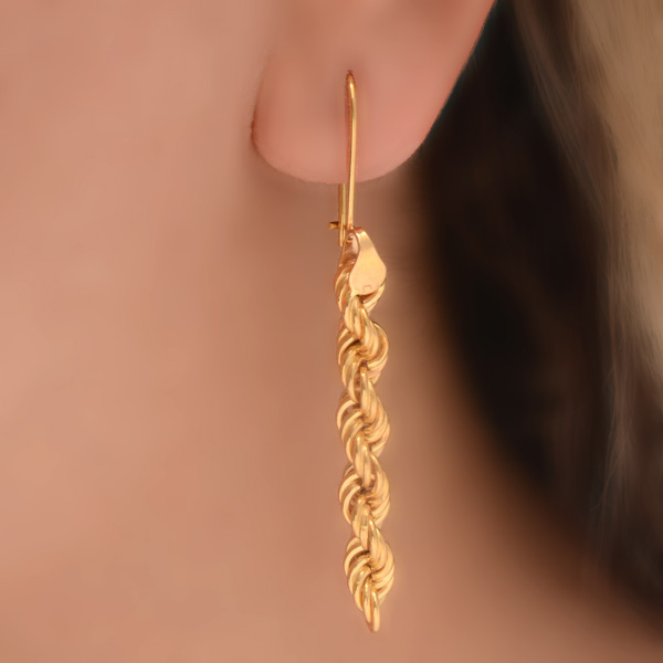 راز آن لحظه فراموش نشدنی: گوشواره طلا برای دختر مجرد + جواهرات شکسته به عنوان هدیه