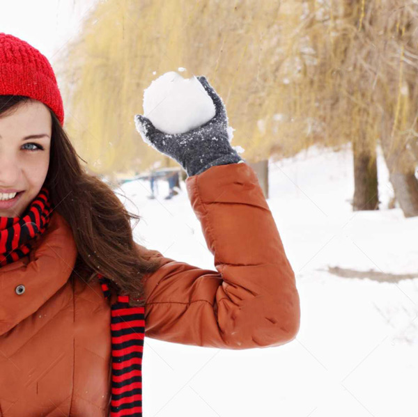 تعبیر جالب خواب پرتاب گلوله برفی: یوسف و شادی در دنیای سرد پاییزی