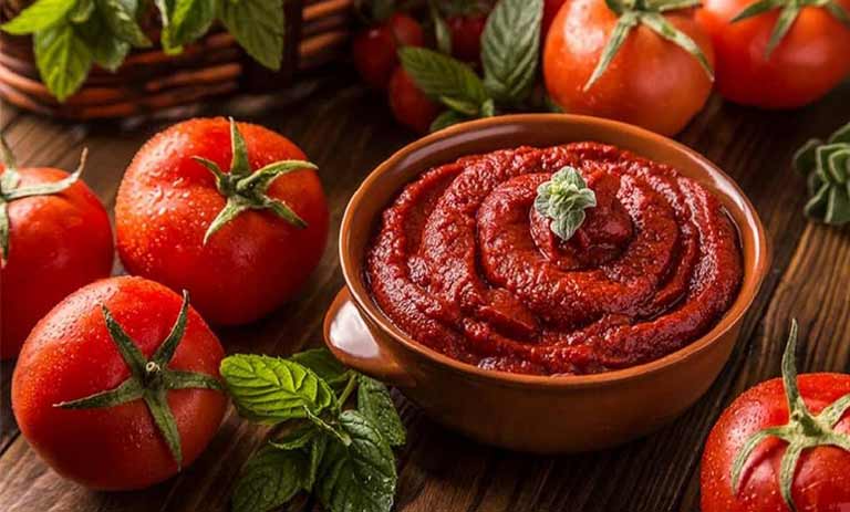 چرا رب گوجه‌فرنگی تلخ است و چطور می‌توانیم آن را شیرین کنیم؟