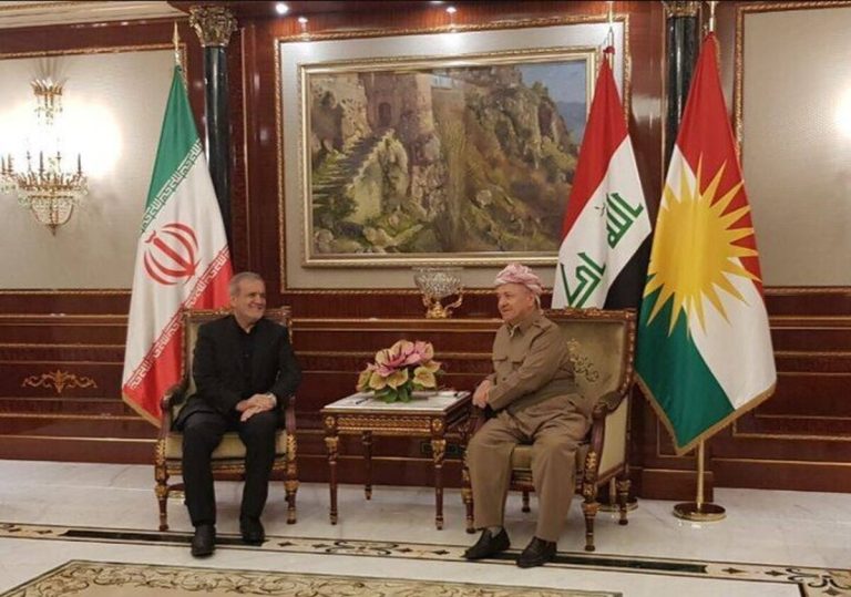 “قدرت ماساژ و سیاست: دو نخبه محلی از شهریانِ موفق!” – مسعود پزشکیان و مسعود بارزانی هر دو در یک شهر به دنیا آمده‌اند. اولی با دست‌های شگفت‌انگیزش به شفا مردم می‌پردازد و دومی با استعداد سیاسی خود، به مقامات بالای کشور رسیده است.