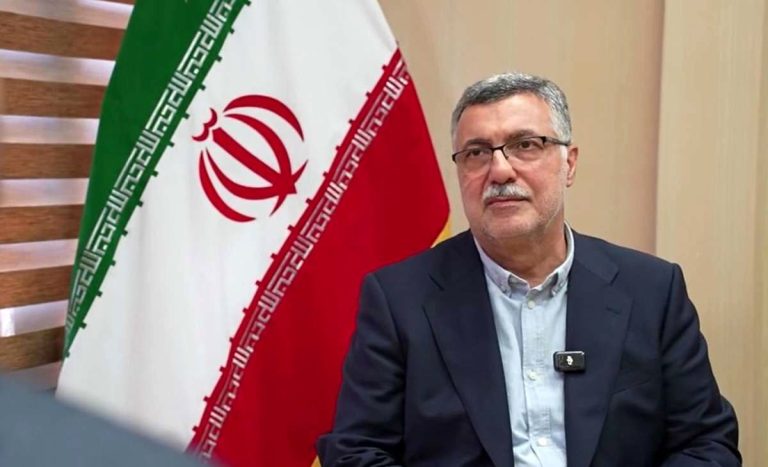 عملیات نجات جان یک کودک ۳ ساله با اشک های وزیر بهداشت در مقابل درب اورژانس، زندگی را نجات داده است! (با فیلم)