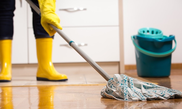 5 روش آسان برای نظافت کردن زیر یخچال که قطعاً شما را به شگفت زدگی خواهد کشاند!