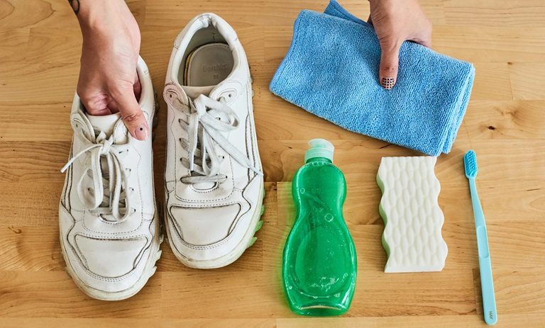 با استفاده از این ترفند جادویی، لباس‌های قدیمی خود را به کتونی‌های تازه و جذاب تبدیل کنید!