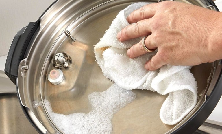 چطوری می‌تونی شیشه‌های قابلمه رو از چربی و کثیفی پاک کنی؟ بهت ۴ ترفند حرفه‌ای بگم!