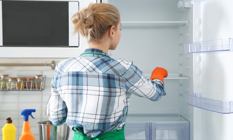 راهنمای جذاب برای تمیز کردن فریزر: رازهای تمیزی کردن یخچال خود + نکات حیاتی