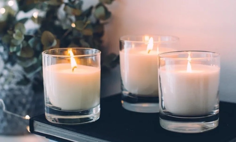 ساختن فضای زیبا با شمع‌های فانتزی کوچک بر روی میز