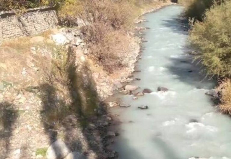 این عنوان رو درکش کن و به صورت جذاب بازنویسیش کن  اتفاق وحشتناک در کرج / رنگ آب رودخانه تغییر کرد