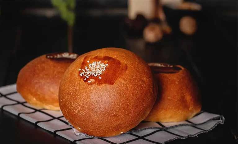 طرز تهیه نان کماج تبریزی؛ جادوی آشنای آشپزی آذربایجانی در آشپزخانه خود