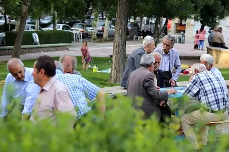 زمزمه های افزایش ۵۰ درصدی حقوق بازنشستگان / افزایش ۴۰ درصدی مقرری مستمری بگیران کمیته امداد و بهزیستی