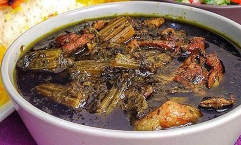 طرز تهیه خورشت کرفس؛ نکات جا افتاده و لعاب‌دار شدن آن