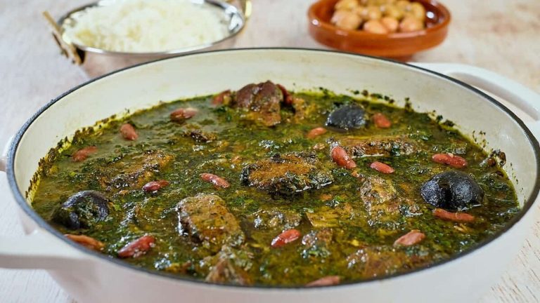 طرز تهیه قورمه سبزی خانگی؛ ملکه خورش‌های ایرانی