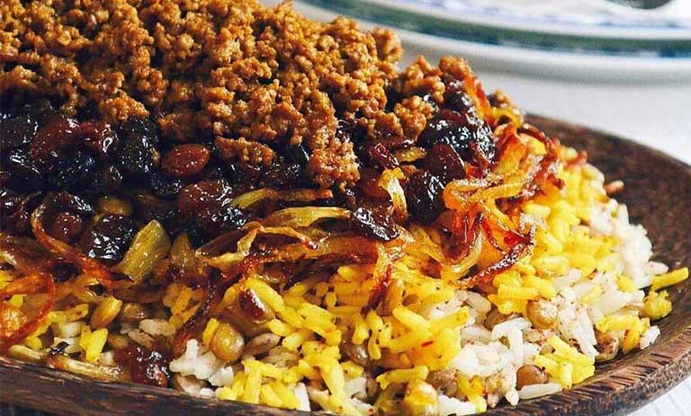 طرز تهیه عدس پلو مجلسی؛ با گوشت و کشمش