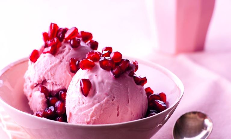 طرز تهيه بستنی انار خانگی برای یلدایی به یادماندنی+ نکات