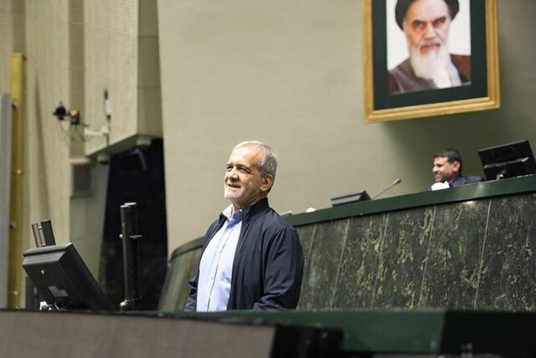 به نمایندگان بگویید دست از شلوغ کردن بردارند تا من حرف بزنم/ داد و بیداد هست چه کار کنم؟ + فیلم