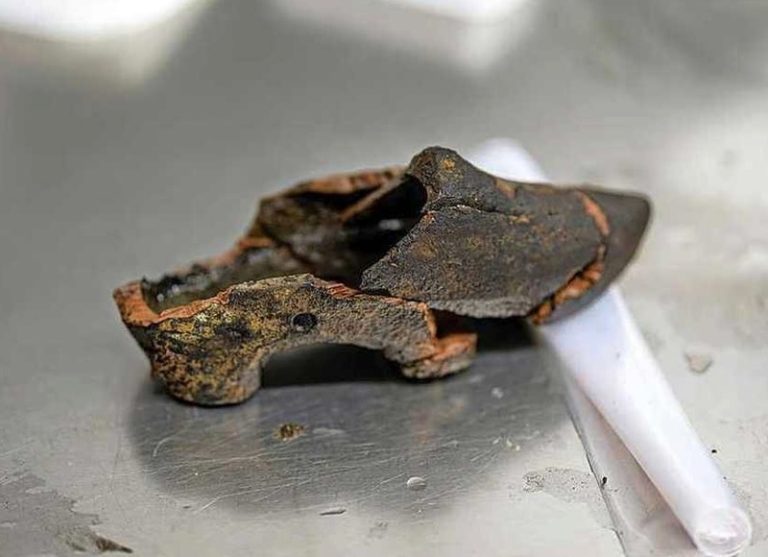 کشف یک «کفش» استثنایی ۵۰۰ ساله در «چاه توالت»