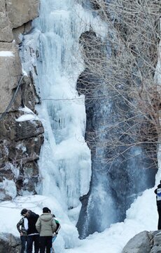 آبشار گنجنامه همدان منجمد شد