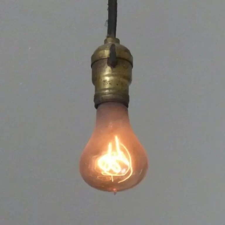 قدیمی‌ترین لامپ روشن جهان تا صد سال دیگر نیز روشن خواهد ماند + عکس