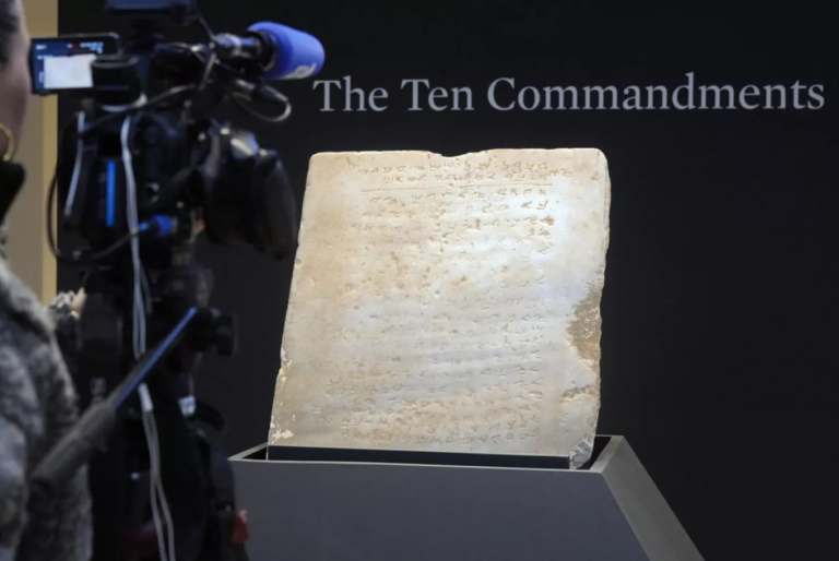 (تصاویر) فروش قدیمی‌ترین لوح سنگی ده فرمان حضرت موسی