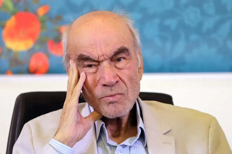 ایران نمی‌تواند از وجود دانشمندانش برای ساختن آینده کشور بهره ببرد/ مخالفت با توسعه، مخالفت با صلاح و بهبود زندگی مردمان است