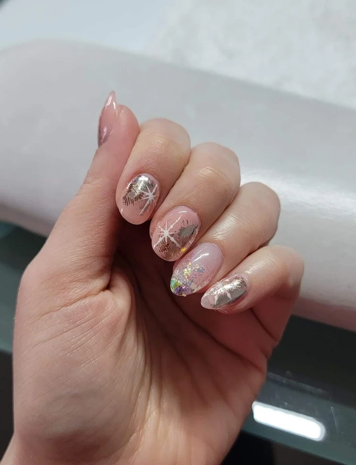 ۲۰ ایده جذاب برای مانیکور زمستانی شیک که باید امتحان کنید