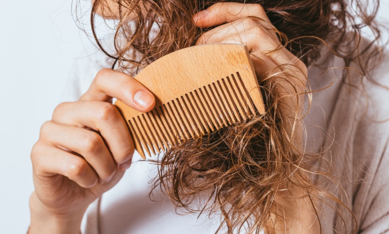 ترفندهای باز کردن موهای گره‌خورده بدون آسیب رساندن به ساقه مو