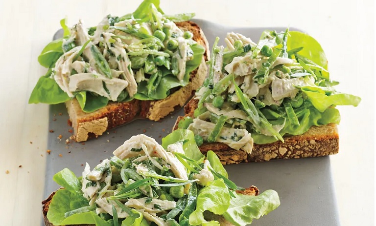 طرز تهیه ساندویچ مرغ و نخود فرنگی؛ خوشمزه و آسان