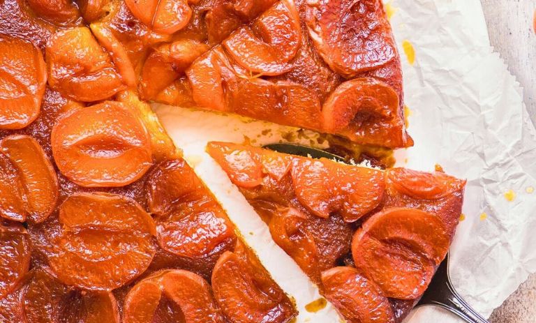 طرز تهیه کیک آپساید داون زردآلو؛ با طعم جذاب و باورنکردنی