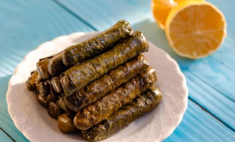 طرز تهیه دلمه برگ مو لبنانی (ورق عنب)؛ غذای سنتی مدیترانه‌ای